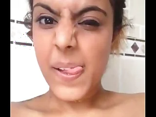 Indian chick showing her tits together with pussy